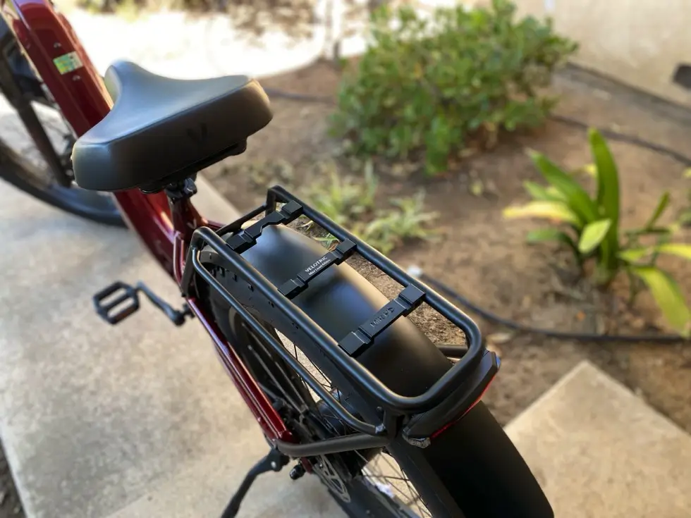 Wide saddle and rear rack on e-bike