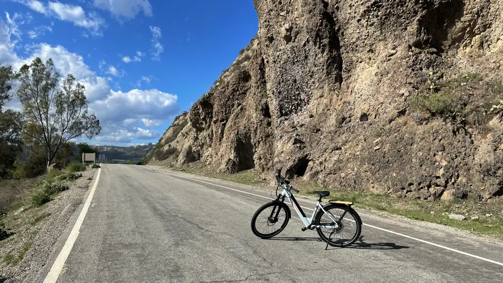 Radkick e-bike set against rocks